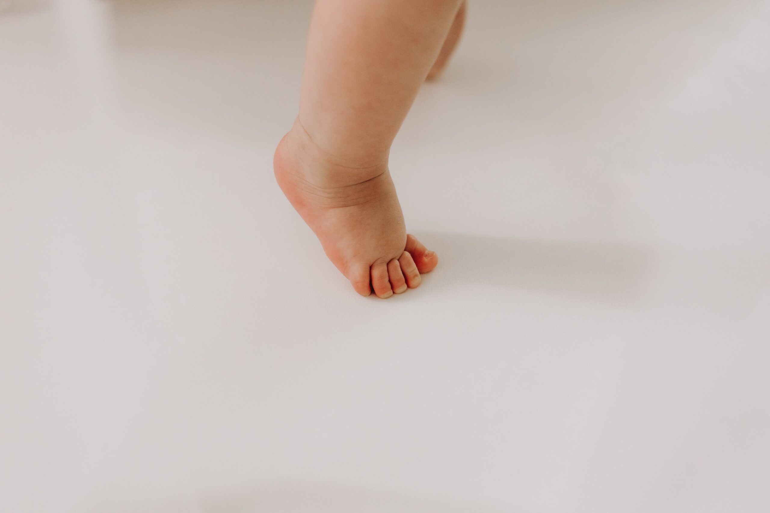 Babyfuß auf weißem Untergrund.