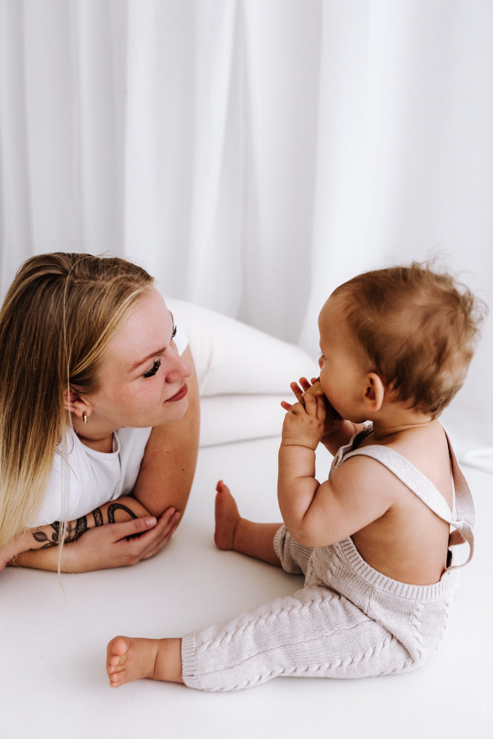 Natürliche Babyfotografie & Babybauchfotografie im Studio