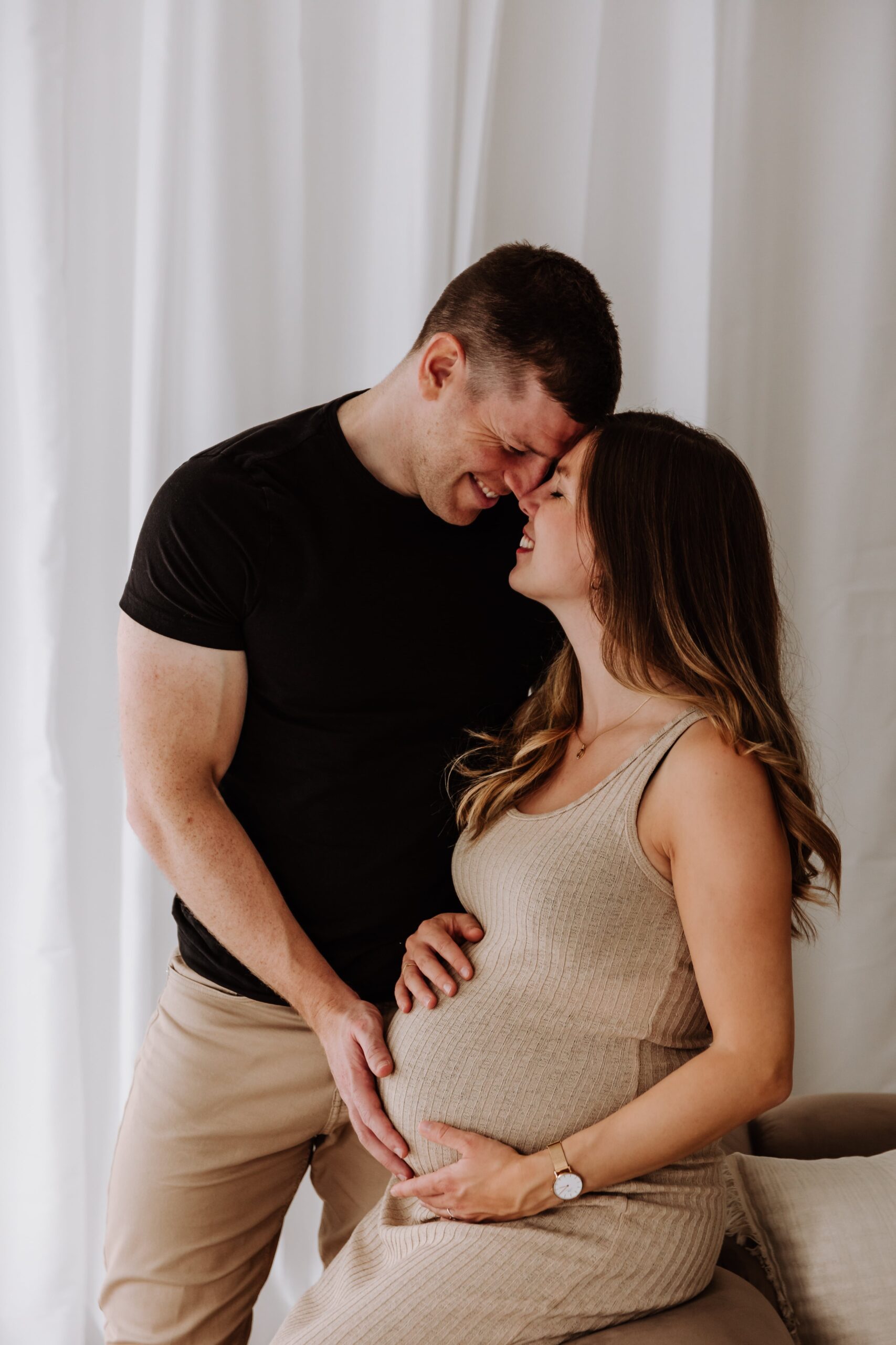 Paare halten den Babybauch der werdenden Mama